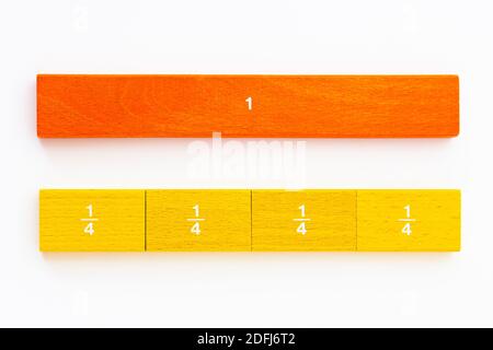 un quarto - manipolativi matematici di legno che dimostrano un intero diviso in quattro quarti Foto Stock