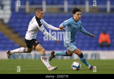 Il ben Wiles di Rotherham United (a sinistra) e il Callum o'Hare di Coventry City combattono per la palla durante la partita del campionato Sky Bet al St Andrews Trillion Trophy Stadium di Birmingham. Foto Stock