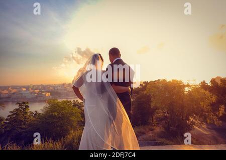 Matrimonio di una coppia soleggiata nello skyline del centro di Cuba al tramonto Foto Stock