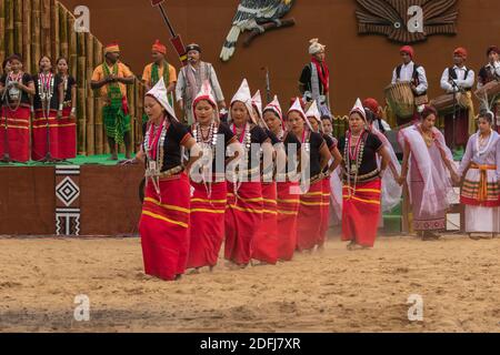 Immagine selettiva del fuoco della danza popolare tribale tradizionale di Tripura In esecuzione a Kisama India il 2 dicembre 2016 Foto Stock