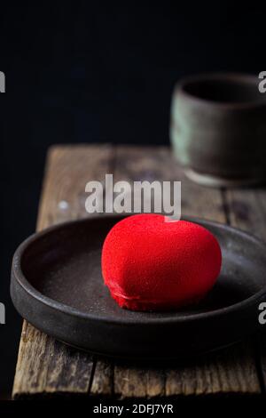 Rosso a forma di calore la torta di fragole per San Valentino festa Foto Stock