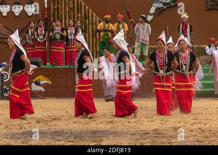 Immagine selettiva del fuoco della danza popolare tribale tradizionale di Tripura In esecuzione a Kisama India il 2 dicembre 2016 Foto Stock