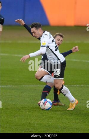 SWANSEA, GALLES. IL 5 DICEMBRE Connor Roberts di Swansea City si rompe attraverso la difesa di Luton durante la partita del campionato Sky Bet tra Swansea City e Luton Town al Liberty Stadium di Swansea sabato 5 dicembre 2020. (Credit: Jeff Thomas | MI News) Credit: MI News & Sport /Alamy Live News Foto Stock