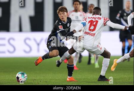 Bielefeld, Germania. 05 dicembre 2020. Calcio: Bundesliga, Arminia Bielefeld - 1° FSV Mainz 05, 10° incontro nella Schüco-Arena. Ritsu Doan (l) di Bielefeld combatte per la palla con Moussa Niakhate (r) di Magonza. Credit: Frito Gentsch/dpa - NOTA IMPORTANTE: In conformità con le norme del DFL Deutsche Fußball Liga e del DFB Deutscher Fußball-Bund, è vietato sfruttare o sfruttare nello stadio e/o nel gioco le fotografie scattate sotto forma di sequenze di immagini e/o serie di foto di tipo video./dpa/Alamy Live News Foto Stock