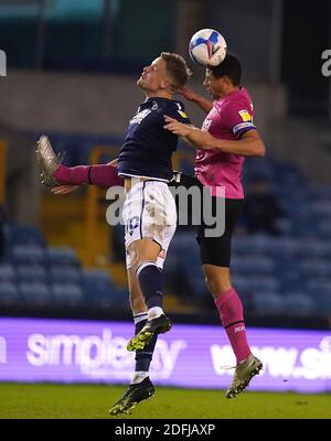 Millwall's Matt Smith (a sinistra) e Derby County's Curtis Davies combattono per la palla durante la partita del campionato Sky Bet al Den, Londra. Foto Stock