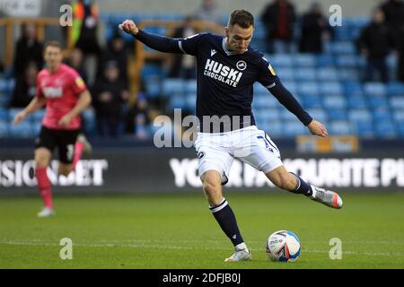 Londra, Regno Unito. 05 dicembre 2020. Jed Wallace of Millwall fa un tiro al traguardo. EFL Skybet Championship, Millwall contro Derby County al Den di Londra sabato 5 dicembre 2020. Questa immagine può essere utilizzata solo per scopi editoriali. Solo per uso editoriale, è richiesta una licenza per uso commerciale. Nessun utilizzo nelle scommesse, nei giochi o nelle pubblicazioni di un singolo club/campionato/giocatore. pic by Steffan Bowen/Andrew Orchard sports photography/Alamy Live news Credit: Andrew Orchard sports photography/Alamy Live News Foto Stock