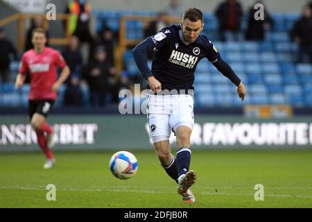 Londra, Regno Unito. 05 dicembre 2020. Jed Wallace of Millwall fa un tiro al traguardo. EFL Skybet Championship, Millwall contro Derby County al Den di Londra sabato 5 dicembre 2020. Questa immagine può essere utilizzata solo per scopi editoriali. Solo per uso editoriale, è richiesta una licenza per uso commerciale. Nessun utilizzo nelle scommesse, nei giochi o nelle pubblicazioni di un singolo club/campionato/giocatore. pic by Steffan Bowen/Andrew Orchard sports photography/Alamy Live news Credit: Andrew Orchard sports photography/Alamy Live News Foto Stock