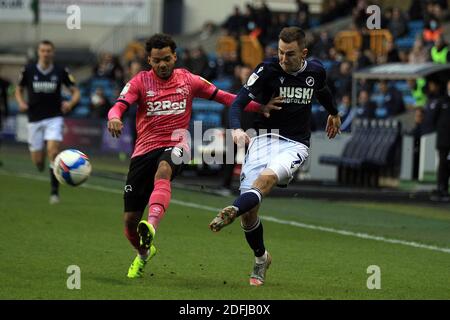 Londra, Regno Unito. 05 dicembre 2020. Jed Wallace di Millwall (R) in azione con Duane Holmes di Derby County (L). EFL Skybet Championship, Millwall contro Derby County al Den di Londra sabato 5 dicembre 2020. Questa immagine può essere utilizzata solo per scopi editoriali. Solo per uso editoriale, è richiesta una licenza per uso commerciale. Nessun utilizzo nelle scommesse, nei giochi o nelle pubblicazioni di un singolo club/campionato/giocatore. pic by Steffan Bowen/Andrew Orchard sports photography/Alamy Live news Credit: Andrew Orchard sports photography/Alamy Live News Foto Stock