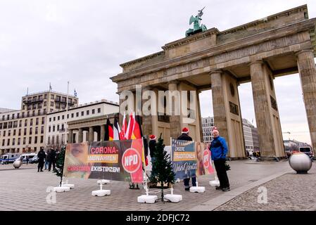 Berlino, Germania. 05 dicembre 2020. Germania, Berlino, 05 dicembre 2020: Membri del Partito Nazionale democratico di Germania (in tedesco: Nationaldemokratische Partei Deutschlands o NPD), un partito politico di estrema destra e ultranazionalista in Germania, si può vedere dietro un banner che recita 'Corona misura distruggere esistenze' e 'la nostra tradizione la nostra identità' durante un piccolo rally di fronte a Brandeburg Gate (Foto di Jan Scheunert/Sipa USA) Credit: Sipa USA/Alamy Live News Foto Stock