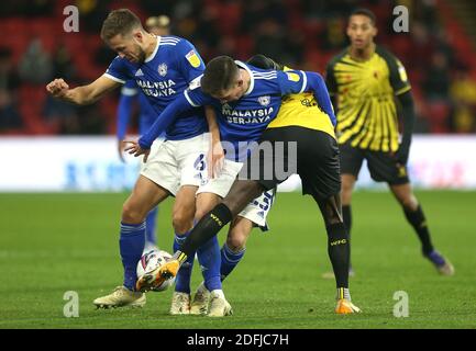 Watford's Ken Sema (a destra) combatte per la palla con Harry Wilson e Will Vaulks di Cardiff City (a sinistra) durante la partita Sky Bet Championship a Vicarage Road, Watford. Foto Stock