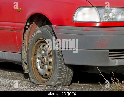HAVIROV, REPUBBLICA CECA - 11 NOVEMBRE 2010: Vecchio relitto della Hyundai Pony con ruota forata parcheggiata e abbandonata Foto Stock