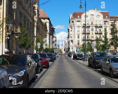 Budapest, Ungheria - 6 ottobre 2020: Vista di una vecchia strada acciottolata tradizionale con edifici storici e parcheggi nel centro di Budapest, Hungar Foto Stock