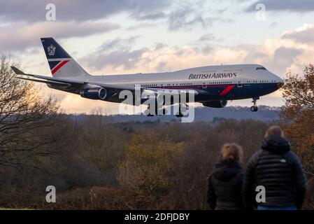 Aeroporto di Dunsfold, Surrey, Regno Unito. 5 dicembre 2020. British Airways ha annunciato il ritiro immediato della propria flotta di Boeing 747 Jumbo Jets nel luglio 2020 a causa dell'impatto sul viaggio aereo della pandemia COVID 19. Da allora gli aerei hanno volato a vari luoghi per immagazzinare e rottamare, con appena una manciata sinistra in un pezzo unico. Tre 747 sono stati dipinti in schemi retrò per celebrare il centenario della compagnia aerea nel 2019, uno dei quali – G-BNLY negli anni ottanta 'Landor' blu/grigio – era a rischio di demolizione, ma oggi è volato da Cardiff per lavori cinematografici non volanti e per esposizione a Dunsfold, per Aviation Filming Ltd Foto Stock