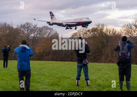 Aeroporto di Dunsfold, Surrey, Regno Unito. 5 dicembre 2020. British Airways ha annunciato il ritiro immediato della propria flotta di Boeing 747 Jumbo Jets nel luglio 2020 a causa dell'impatto sul viaggio aereo della pandemia COVID 19. Da allora gli aerei hanno volato a vari luoghi per immagazzinare e rottamare, con appena una manciata sinistra in un pezzo unico. Tre 747 sono stati dipinti in schemi retrò per celebrare il centenario della compagnia aerea nel 2019, uno dei quali – G-BNLY negli anni ottanta 'Landor' blu/grigio – era a rischio di demolizione, ma oggi è volato da Cardiff per lavori cinematografici non volanti e per esposizione a Dunsfold, per Aviation Filming Ltd Foto Stock