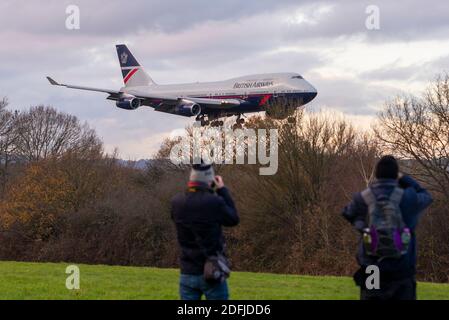 Aeroporto di Dunsfold, Surrey, Regno Unito. 5 dicembre 2020. British Airways ha annunciato il ritiro immediato della propria flotta di Boeing 747 Jumbo Jets nel luglio 2020 a causa dell'impatto sul viaggio aereo della pandemia COVID 19. Da allora gli aerei hanno volato a vari luoghi per immagazzinare e rottamare, con appena una manciata sinistra in un pezzo unico. Tre 747 sono stati dipinti in schemi retrò per celebrare il centenario della compagnia aerea nel 2019, uno dei quali – G-BNLY negli anni ottanta 'Landor' blu/grigio – era a rischio di demolizione, ma oggi è volato da Cardiff per lavori cinematografici non volanti e per esposizione a Dunsfold, per Aviation Filming Ltd Foto Stock