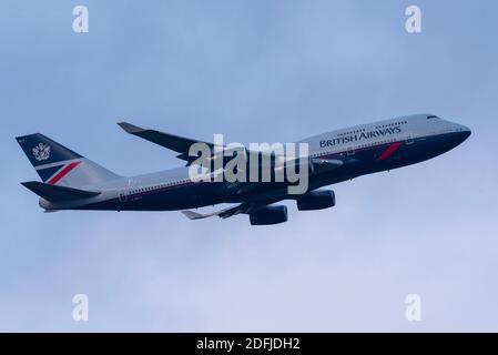 Aeroporto di Dunsfold, Surrey, Regno Unito. 5 dicembre 2020. British Airways ha annunciato il ritiro immediato della propria flotta di Boeing 747 Jumbo Jets nel luglio 2020 a causa dell'impatto sul viaggio aereo della pandemia COVID 19. Da allora gli aerei hanno volato a vari luoghi per immagazzinare e rottamare, con appena una manciata sinistra in un pezzo unico. Tre 747 sono stati dipinti in schemi retrò per celebrare il centenario della compagnia aerea nel 2019, uno dei quali – G-BNLY negli anni ottanta 'Landor' blu/grigio – era a rischio di demolizione, ma oggi è volato da Cardiff per lavori cinematografici non volanti e per esposizione a Dunsfold, per Aviation Filming Ltd Foto Stock