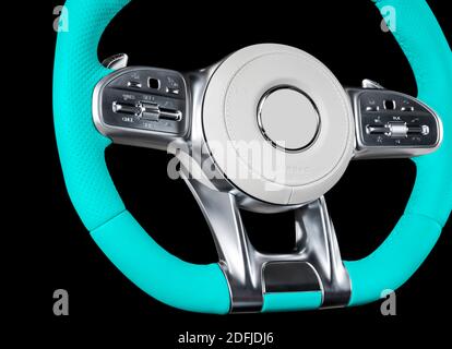 Interni moderni per auto. Volante blu con pulsanti di comando del telefono multimediale isolati su sfondo nero. Dettagli interni dell'auto. Dettagli auto. Porpora azzurra Foto Stock