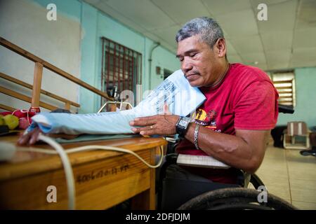 Fisioterapia su una persona disabile paralizzata da malattia di decompressione (DCS) a causa di intensa pesca di aragosta utilizzando metodi di immersione subacquea. Puerto Lempira, Mosquitia, Honduras Foto Stock