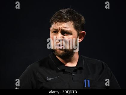 Arbitro della partita Brett Huxtable durante la partita Sky Bet League Two all'Abbey Stadium di Cambridge. Foto Stock