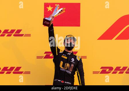 Podio, Zhou Guanyu (chn), uni-Virtuosi, Dallara F2 2018, ritratto durante il 12° round del Campionato FIA Formula 2 2020 dal 4 al 6 dicembre 2020 sul circuito Internazionale del Bahrain, a Sakhir, Bahrain - Foto Sebastian Rozendaal / Dutch Photo Agency / DPPI / LM Foto Stock