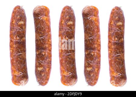 Impostare la salsiccia cruda per il barbecue e grigliare isolato su sfondo bianco. Salsicce fresche di carne di fondo crudo per grigliare isolate su fondo bianco. Vista dall'alto Foto Stock