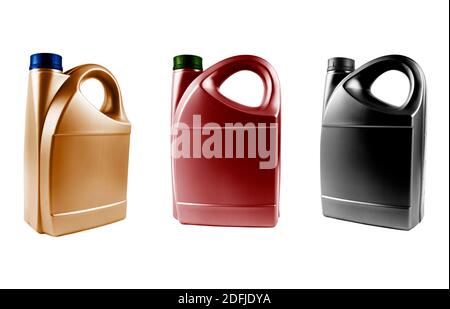 Tre nuovi contenitori dell'olio in plastica isolati su fondo bianco. Serbatoio di stoccaggio. Canister per benzina, diesel e gas. Canist di plastica marrone, rosso e nero Foto Stock