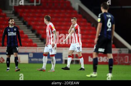 Ryan Shawcross di Stoke City (seconda a destra) sostituisce Danny Batth durante la partita del campionato Sky Bet allo stadio bet365 di Stoke. Foto Stock