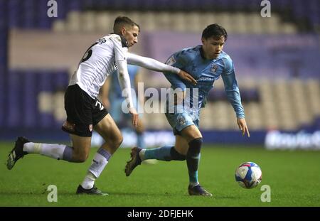 Il Callum o'Hare di Coventry City (a destra) e Dan Barlase di Rotherham United combattono per la palla durante la partita del campionato Sky Bet al St Andrews Trillion Trophy Stadium di Birmingham. Foto Stock