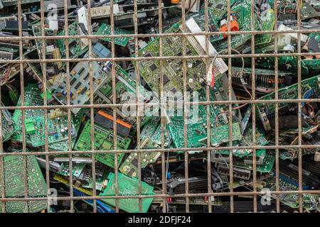 Scarti di cascami di cascami elettronici per il riciclaggio con messa a fuoco selettiva. Scheda principale rifiuti elettronici Foto Stock