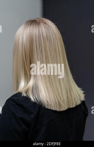 Capelli lisci dopo il processo di sbianca. Guarda da dietro. Cura dei capelli Foto Stock