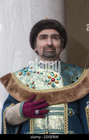 Un maschio in una tradizionale maschera di Venezia durante il famoso mondo carnevale Foto Stock