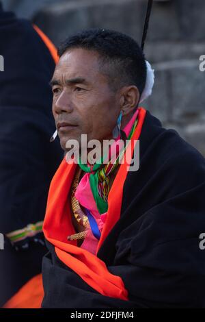 Ritratto laterale di un tribseman Naga che indossa un uccello blu Feather nelle sue orecchie a Kohima Nagaland India su 2 Dicembre 2016 Foto Stock