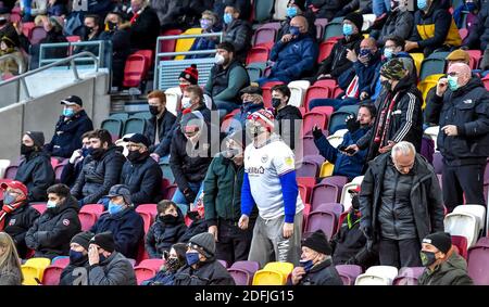 Londra, Regno Unito. 05 dicembre 2020. I tifosi si sono cantati durante la partita EFL Sky Bet Championship tra Brentford e Blackburn Rover al Brentford Community Stadium di Londra, Inghilterra, il 5 dicembre 2020. Foto di Phil Hutchinson. Solo per uso editoriale, è richiesta una licenza per uso commerciale. Nessun utilizzo nelle scommesse, nei giochi o nelle pubblicazioni di un singolo club/campionato/giocatore. Credit: UK Sports Pics Ltd/Alamy Live News Foto Stock