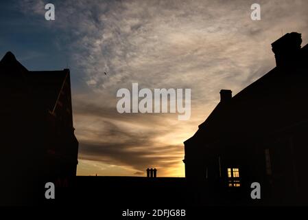 Alba a Harrow sulla collina con una luce calda che attraversa la finestra dell'edificio della Harrow School, Inghilterra Foto Stock