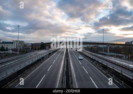 Glasgow, Scozia, Regno Unito. 5 Dicembre 2020. Tempo nel Regno Unito: Traffico tranquillo sull'autostrada M8. Credito: SKULLY/Alamy Live News Foto Stock