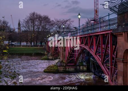 Glasgow, Scozia, Regno Unito. 5 Dicembre 2020. Regno Unito Meteo: Il Clyde Tidal Weir al tramonto. Credito: SKULLY/Alamy Live News Foto Stock