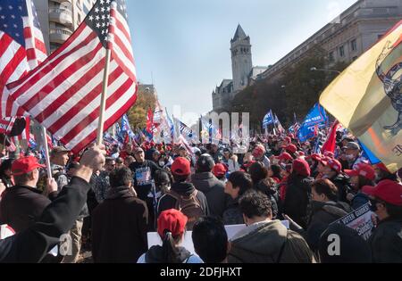 WASHINGTON, DC - 14 NOVEMBRE 2020: Con Trump in background, i sostenitori di Trump alla Freedom Plaza si radunano a sostegno del presidente Donald Trump, che si rifiuta di concedere le elezioni. L'evento è stato organizzato da "Women for America First", "Stop the Steal" e "Million MAGA March". Foto Stock