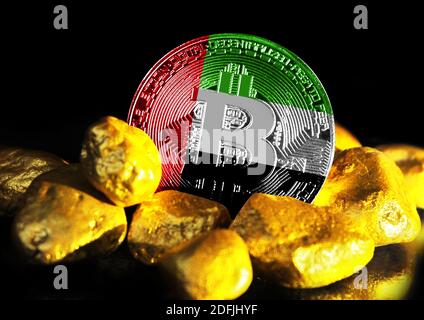 Bitcoin è segnato con la bandiera degli Emirati Arabi Uniti, sullo sfondo di oro minerale Foto Stock