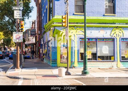 Ristorante tropicale colorato in South Street Philadelphia durante la pandemia COVID-19. Foto Stock