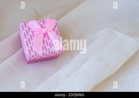 Donna che impacchettano San Valentino regalo box.Concept amore, romanticismo, San Valentino. Spazio per la scrittura. Foto Stock