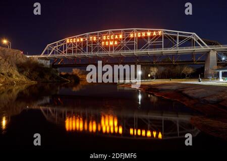 Ponte dell'autostrada oceano-oceano illuminato di notte, Yuma, Arizona Foto Stock