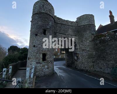 WINCHELSEA, EAST SUSSEX, UK - 20 Novembre 2020 : l'arco d'ingresso Landgate a Winchelsea nel Sussex orientale, risalente a 1300 parte delle mura della città vecchia Foto Stock