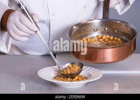 Focalizzazione selettiva di uno chef maschile con pinze e bastoncini per  dare il tocco finale ad un appetitoso panino aperto. Concetto di cibo sano  Foto stock - Alamy