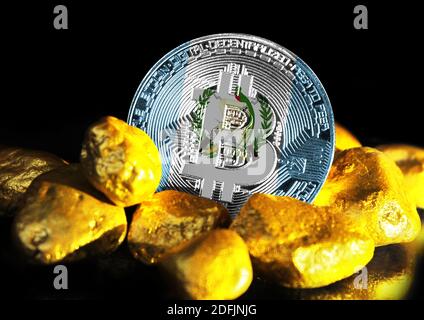 Bitcoin è segnato con la bandiera del Guatemala, sullo sfondo di oro minerale Foto Stock