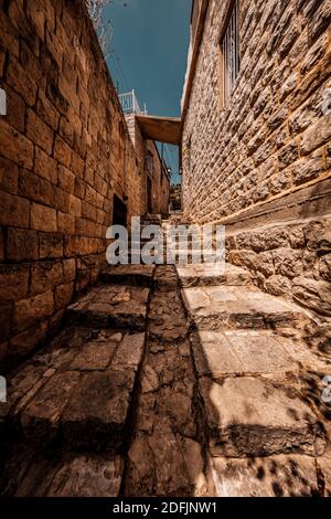 Old stile strada stretta con tradizionali case di pietra libanesi. Chouf. Libano Foto Stock