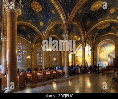 Gerusalemme, Israele - 14 ottobre 2017: Chiesa di tutte le Nazioni, conosciuta come Basilica dell'agonia all'interno del Santuario del Getsemani sul Monte degli Ulivi Foto Stock