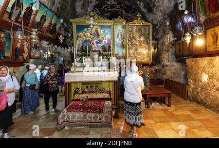 Gerusalemme, Israele - 14 ottobre 2017: Pellegrini nella Tomba di Maria luogo santo nella Chiesa del Sepolcro di Santa Maria, conosciuta come Tomba della Vergine Maria Foto Stock