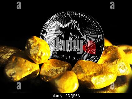 Bitcoin è segnato con la bandiera di Blackbeard Pirate, sullo sfondo di oro minerale Foto Stock