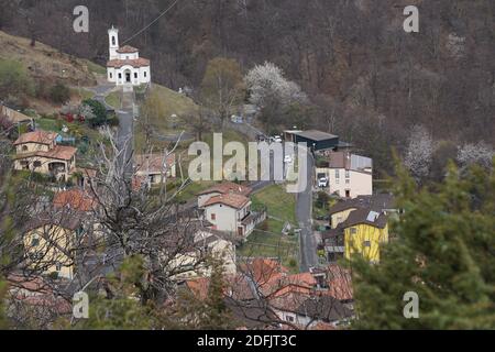 vista dall'alto di una piccola città e della chiesa La collina in Ticino Foto Stock