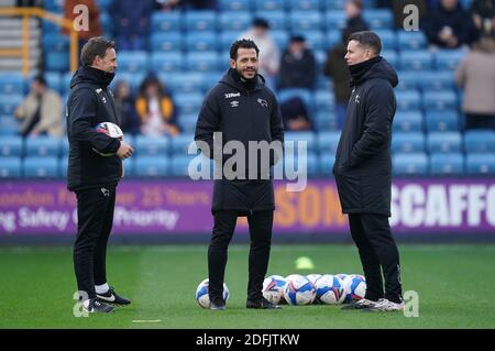 L'allenatore della contea di Derby Justin Walker (a sinistra), il primo allenatore di squadra specializzato Liam Roser (centro) e il portiere Shay hanno dato prima della partita del campionato Sky Bet al Den, Londra. Foto Stock